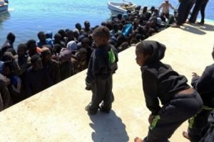 Libya a&ccedil;ıklarında 102 ka&ccedil;ak g&ouml;&ccedil;men kurtarıldı
