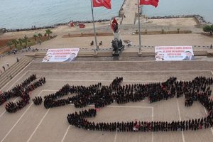 1919 kişi bedeniyle Atat&uuml;rk imzasını atarak rekor kırdı