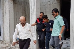 &Ccedil;atıya &ccedil;ıkan genci polis 50 tl vererek ikna etti