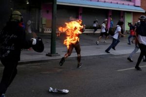 Venezuela'da bir g&ouml;sterici diri diri yandı