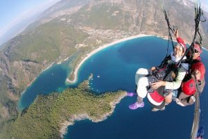 87 yaşında paraş&uuml;tle atlayan Halime nine fenomen oldu