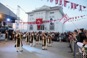 Bursa Mudanya Lezzet Şenliğinde halk m&uuml;ziği resitali