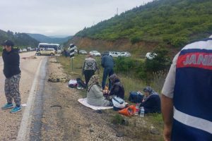 Bursa'da midib&uuml;s ile otomobil &ccedil;arpıştı: &Ouml;l&uuml; ve yaralılar var