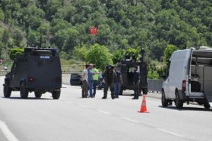 Tunceli'de ş&uuml;pheli ara&ccedil; polisi alarma ge&ccedil;irdi