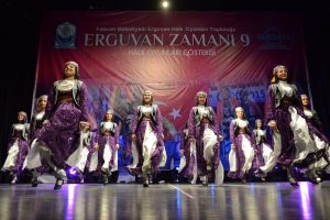 Bursa Yıldırım'da erguvan zamanı izleyenleri  b&uuml;y&uuml;ledi