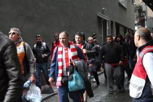 Olympiakos trib&uuml;n lideri uyuya kalınca...