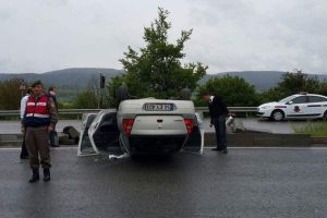 Bolu'da takla atan otomobilde iki kişi yaralandı