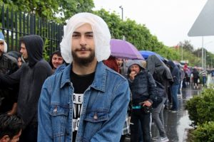 Sevdikleri sanat&ccedil;ıları izlemek i&ccedil;in donuyorlardı