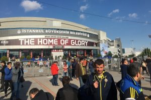 Fenerbah&ccedil;e taraftarları salona girmeye başladı