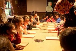&Ccedil;ocuklar oyun at&ouml;lyesinde anneler eğitim seminerinde