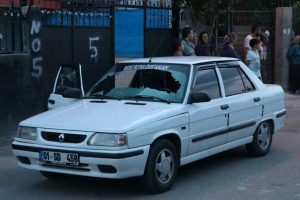 &Ouml;nce aracını taradı, ardından aracından indirip darp etti