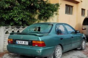 Sokakta rastgele ateş a&ccedil;ıldı: 2 ara&ccedil;, 1 ev hasar g&ouml;rd&uuml;