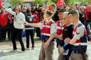 İdam ipi &Ouml;zt&uuml;rk'&uuml;n boynuna denk geldi