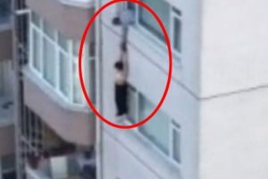 Korku dolu dakikalar! Karısını kurtarmak i&ccedil;in uğraştı ancak...
