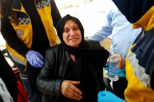 Darbecilere tepki g&ouml;steren şehit annesi salonda bayıldı