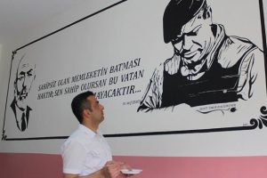 Okulun duvarlarına şehitlerin portrelerini yaptı