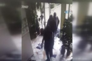 &Uuml;nl&uuml; iş adamının evine giren hırsızlar kamerada