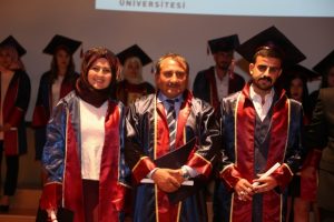 Hayalini kurduğu &uuml;niversiteden 61 yaşında mezun oldu