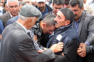 Şehit babası diğer asker oğluna sarılarak ayakta durdu