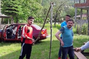 &Ouml;ld&uuml;r&uuml;len yaklaşık 2 metrelik yılan korkuttu