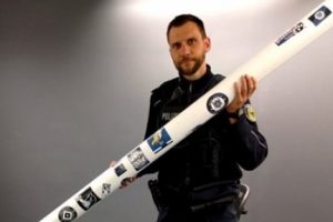 Taraftarlar 'hatıra' diye &ccedil;aldığı direği polis geri aldı