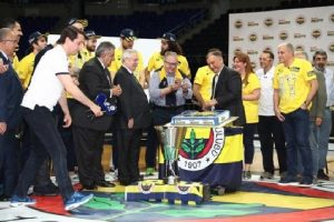 Fenerbah&ccedil;e'nin şampiyonluk pastası kesildi