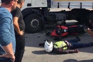 Motosiklet TIR'a &ccedil;arptı: 1 &ouml;l&uuml;