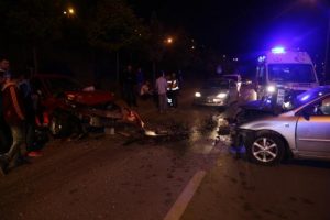 Alkoll&uuml; s&uuml;r&uuml;c&uuml; kazaya neden oldu: 3 yaralı