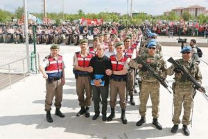 Akın &Ouml;zt&uuml;rk'e kritik Akar sorusu
