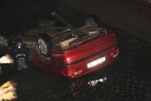 Otomobil sulama kanalına u&ccedil;tu: 1 &ouml;l&uuml;, 1 yaralı