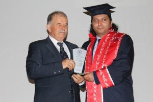 Kırk yaşında &uuml;niversiteyi dereceyle bitirdi