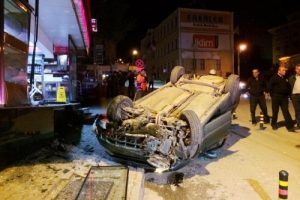 Otomobil işyerine &ccedil;arptı; 1 yaralı
