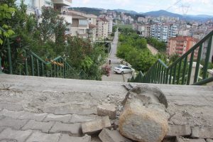 Bursa'da park halindeki otomobil 20 metrelik merdivenlerden u&ccedil;tu