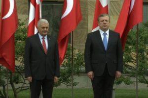 Başbakan Yıldırım G&uuml;rcistan'da resmi t&ouml;renle karşılandı