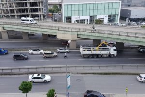 İstanbul'da kamyon k&ouml;pr&uuml;ye takıldı, trafik fel&ccedil; oldu