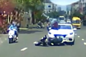 &Ouml;nce otomobil, ardından motosiklet &ccedil;arptı