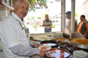 Kuru fasulye pilavla ge&ccedil;en bir &ouml;m&uuml;r