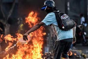Venezuela'da g&ouml;stericiler Chavez'in &ccedil;ocukluğunun ge&ccedil;tiği evi yaktı