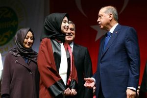 Abdullah G&uuml;l'&uuml;n Bursalı gelini mezun oldu