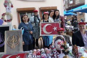Bursa'da engelliler el emeği &uuml;r&uuml;nleri satışa &ccedil;ıkardı