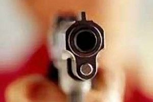 Silah ruhsatını yenilemek i&ccedil;in kendi iş yerine ateş etti