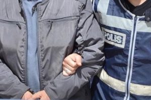 Hırsızlıktan aranırken uyuşturucudan yakalandı