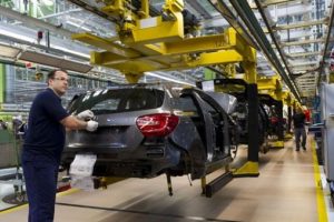 D&uuml;nya otomotiv devi Mercedes'in 11 tesisinde arama yapılıyor!