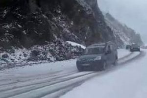 Rize'nin y&uuml;ksek kesiminde kar yağışı