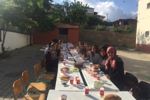Bursa'da &ouml;ğretmenler pişirdi, &ouml;ğrenciler yedi