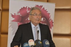 Deniz Baykal: "B&uuml;y&uuml;klerimiz 'adayımızı bulduk' dememeli"