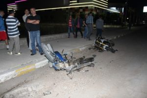 Motosikletle aşırı hız &ouml;l&uuml;m getirdi; 2 &ouml;l&uuml; 1 yaralı