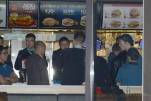 Fast food restoranında soygun: Yaralılar var