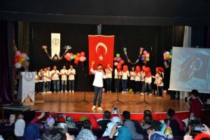 İstiklal Marşını ezbere okuma yarışmasını Suriyeli &ouml;ğrenci kazandı