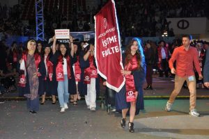 A&ccedil;ık&ouml;ğretim Fak&uuml;ltesinde mezuniyet coşkusu